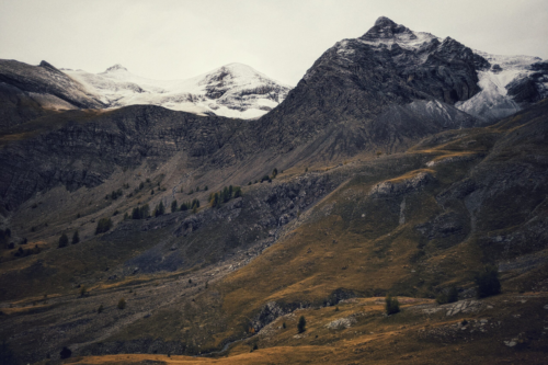 Montagnes aux cimes nombreuses